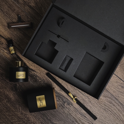 Schwarze KAM KAM Home Fragrance Box mit gewellter Einlage, die den Flakon schützt.